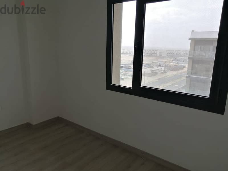 شقة 135 متر غرفتين للبيع متشطبة بالكامل مقدم 5% علي 7 سنوات بمدينة الشروق كمبوند ALBUROUJ 6