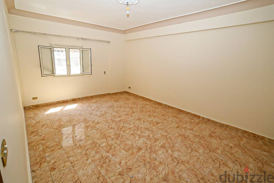 شقة للإيجار في سموحة 240متر  شارع رئيسي 1