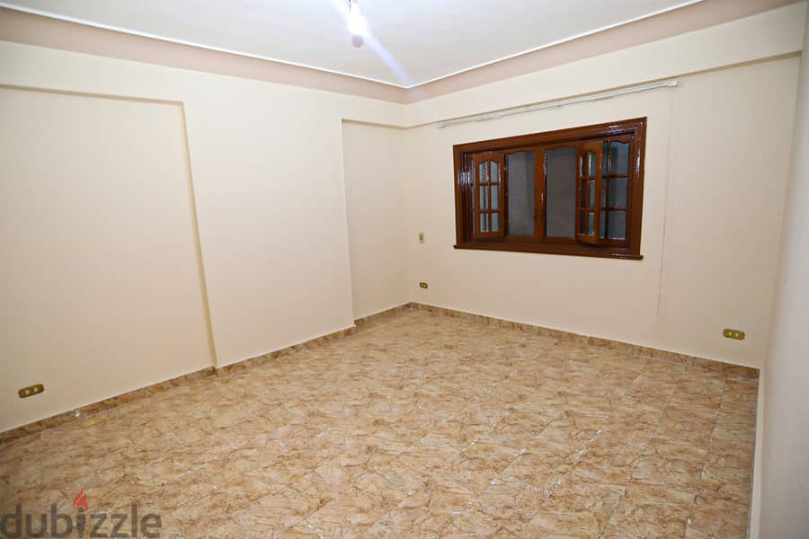 شقة للإيجار في سموحة 240متر  شارع رئيسي 2