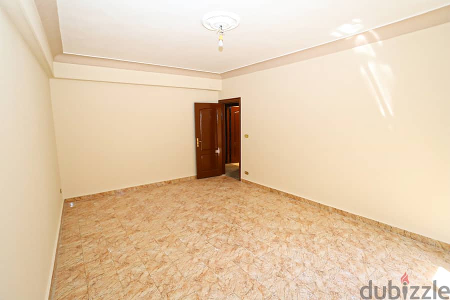 شقة للإيجار في سموحة 240متر  شارع رئيسي 3