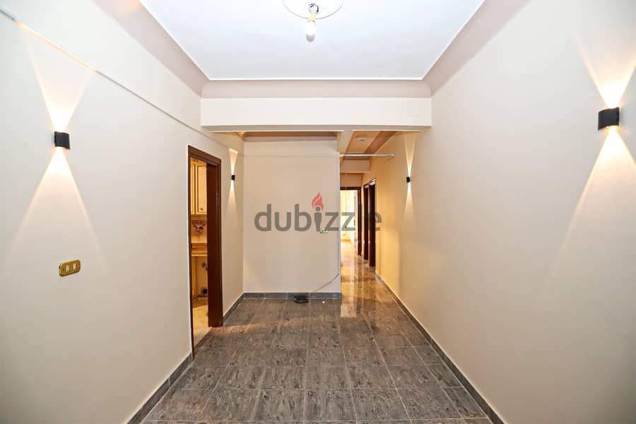 شقة للإيجار في سموحة 240متر  شارع رئيسي 4