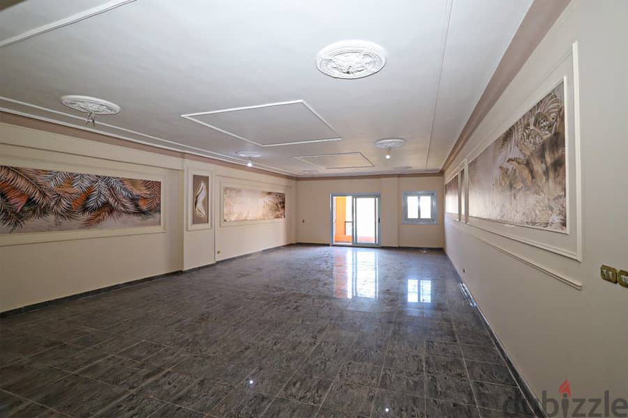 شقة للإيجار في سموحة 240متر  شارع رئيسي 8