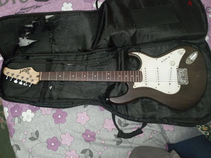 Cort g100 with strap and bag 2