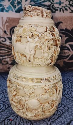 زهريه من العاج الابيض Vase made of white ivory
