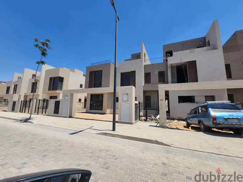 Twin house 245m ready to move for sale best location in Sodic East 4