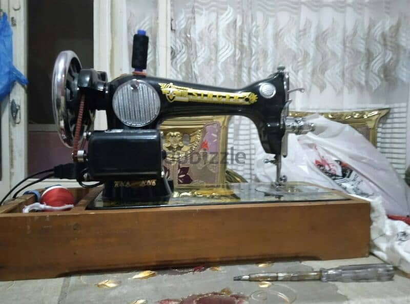 ماكينة خياطة سنجر اصلية مستعملة استعمال خفيف بحالة ممتازة 0