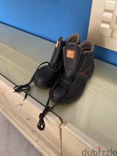 safety shoes Pezzol جديد