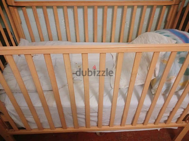 سرير اطفال مستعمل استعمال خفيف، معاه مرتبه و ملايه و لحاف 1
