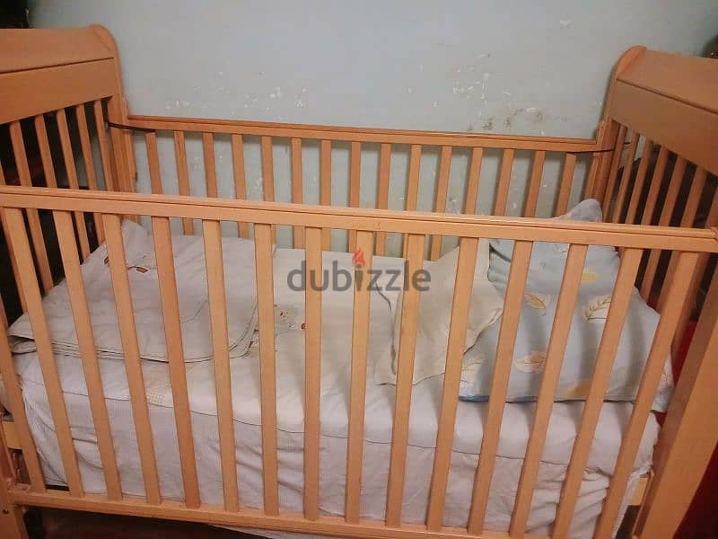 سرير اطفال مستعمل استعمال خفيف، معاه مرتبه و ملايه و لحاف 2