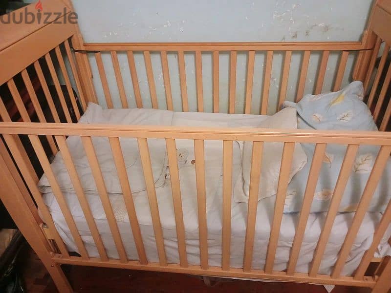 سرير اطفال مستعمل استعمال خفيف، معاه مرتبه و ملايه و لحاف 3