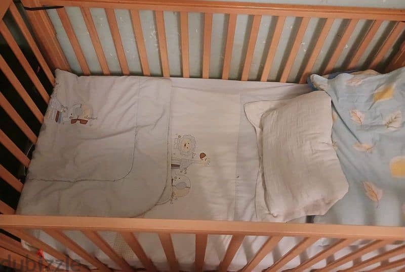 سرير اطفال مستعمل استعمال خفيف، معاه مرتبه و ملايه و لحاف 6