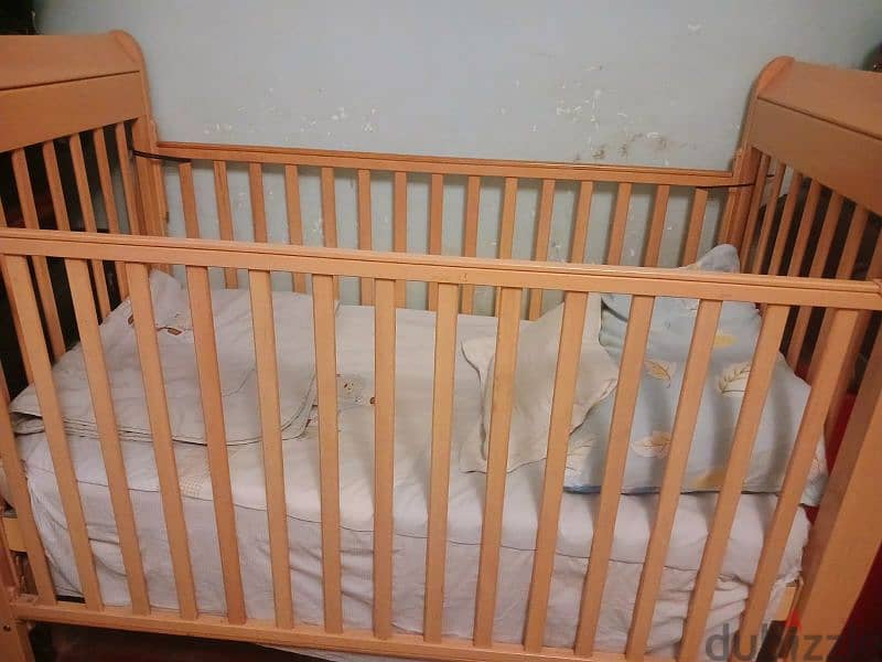 سرير اطفال مستعمل استعمال خفيف، معاه مرتبه و ملايه و لحاف 7