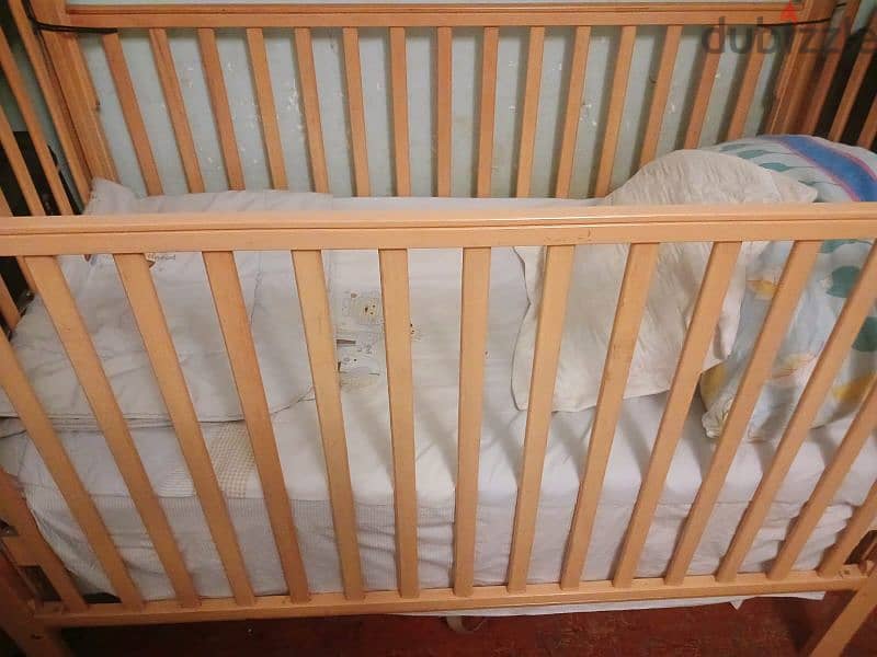 سرير اطفال مستعمل استعمال خفيف، معاه مرتبه و ملايه و لحاف 9