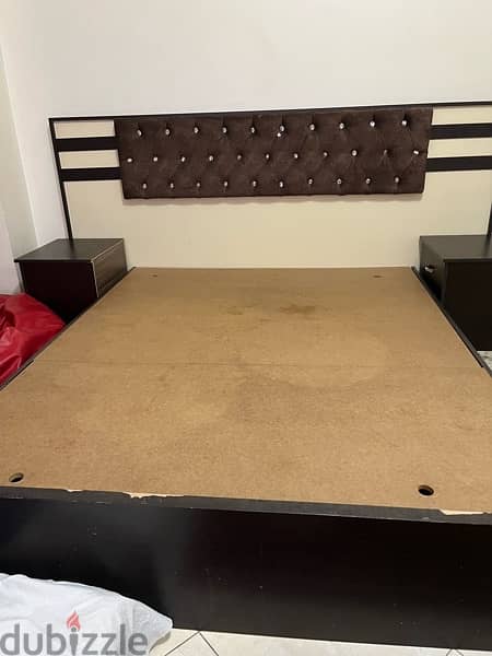 سرير عروسة كبير ١٨٠ متر حالته ممتازة  استعمال بسيط  للبيع مع مرتبة 1