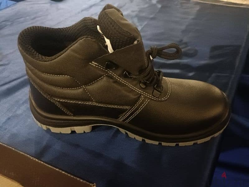 New Safety Boot size 43 4