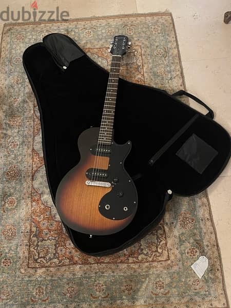 Electric Guitar and amplifier with case 2