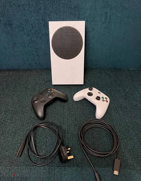Xbox series s with 2 controllers 1