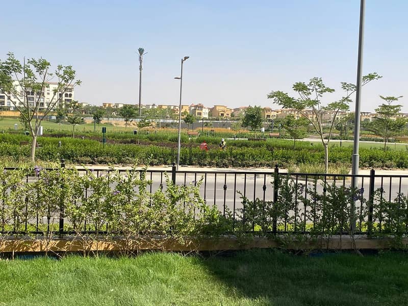 Furnished ground floor apartment with garden for rent in Mivida Compound in a privileged location overlooking Central Park - شقة ارضي بجاردن مفروشة 6