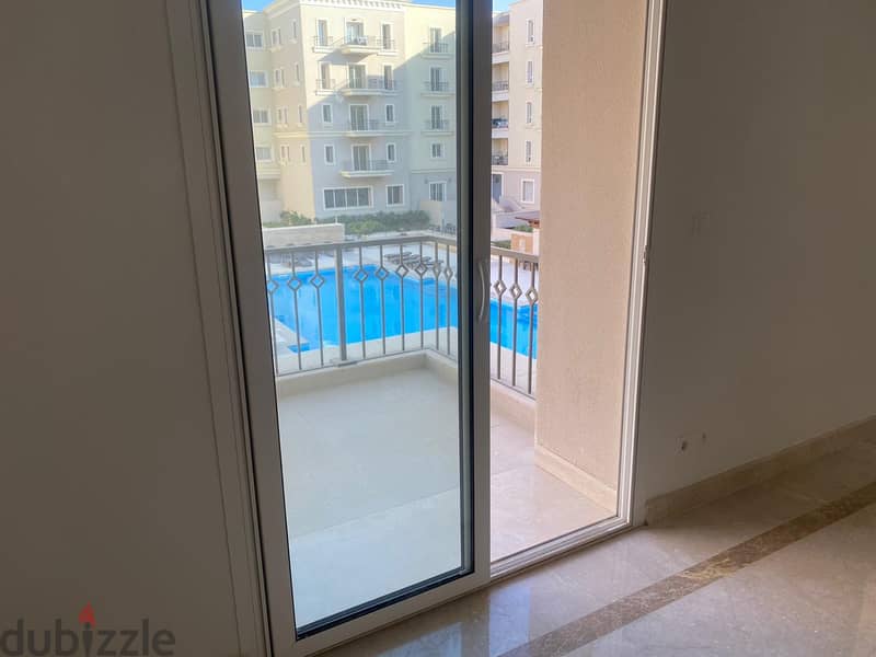 Apartment for sale in Mivida Compound in a prime location overlooking a prime location and swimming pool - شقة للبيع   في كمبوند ميفيدا بموقع مميز 4