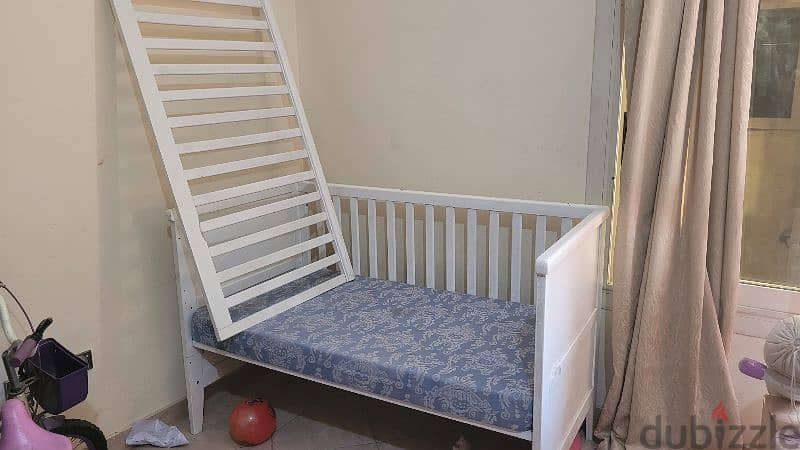 سرير اطفال من mothercare- بحالة ممتازة بالمرتبة + كرسي عالي أطفال 2