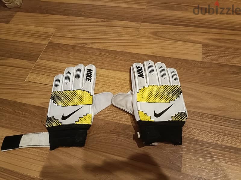 جوانتي حارس مرمي ماركه nikeاستعمال خفيف كالجديد سن ١٠ سنين 0