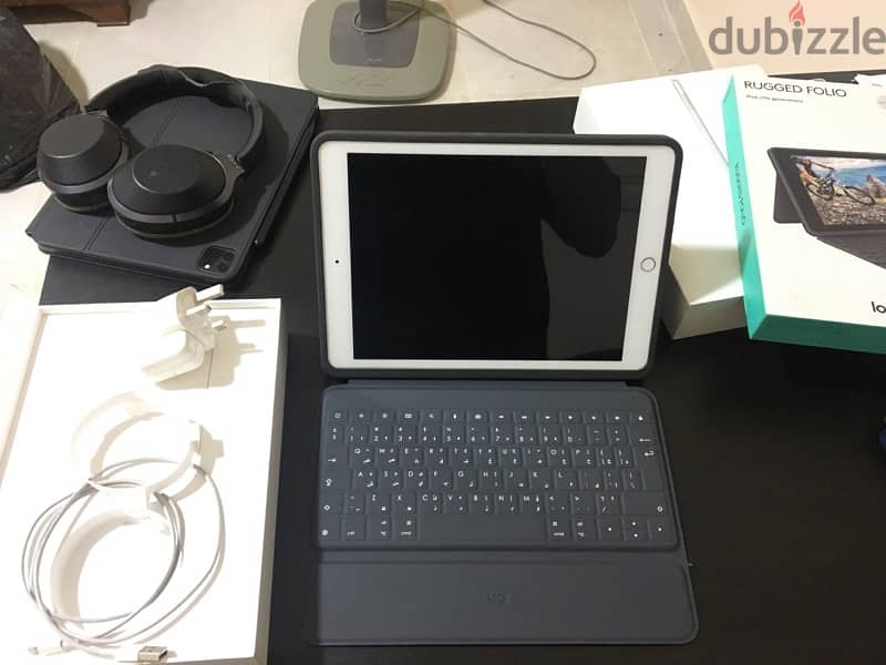iPad 7 32GB wifi +Logitech keyboard زيرو 0