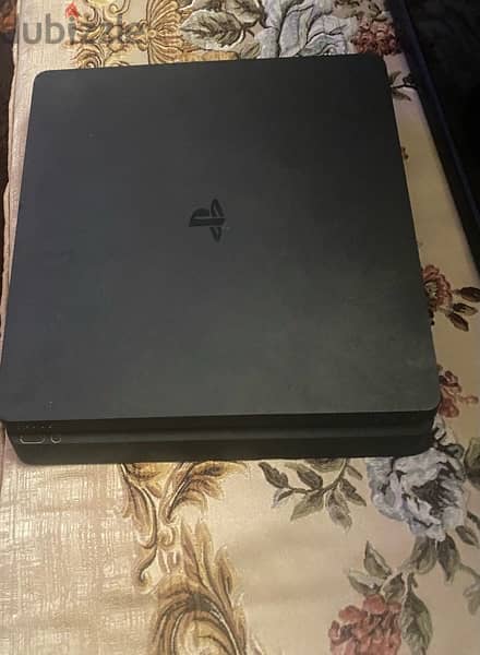 ps4 slim with 2 controller 0
