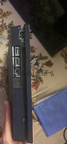 ps4 slim with 2 controller 1
