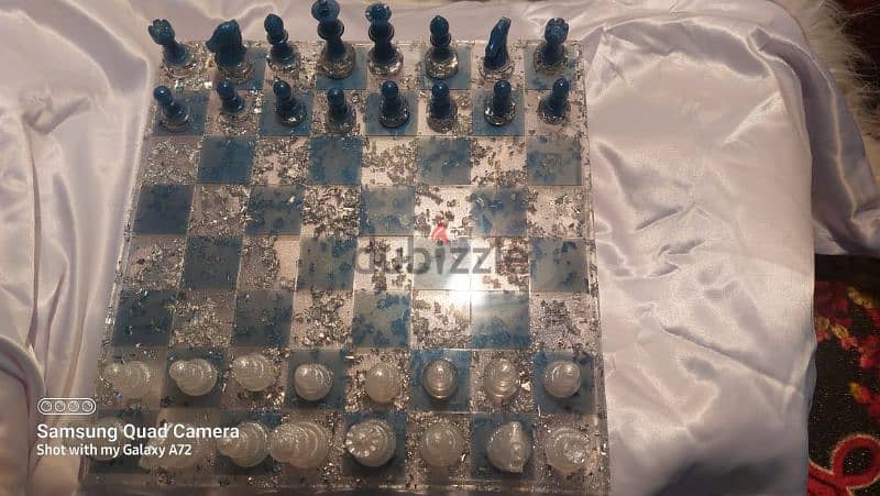 شطرنج من الريزن الفاخر بلونين مع لمعه انيقة مع حافظة من الخيش والدوبار 3