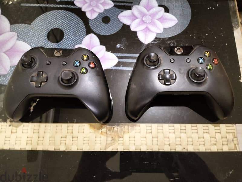 Xbox one + 2 controllers 2