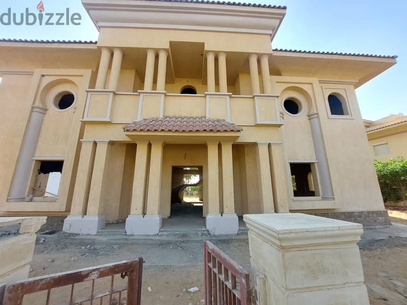 A palace for sale in Madinaty with 6 rooms, featuring the best view and location in the city. Fully paid. Price: 970 million. 1