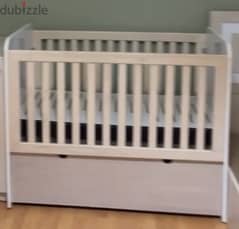 سرير اطفال خشب، بالمرتبة  لونه بيج و ابيض , 0