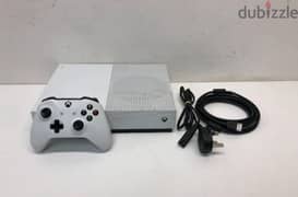 Xbox one s 1 tera للبيع اقرا الوصف مهم او للبدل ب تلفون