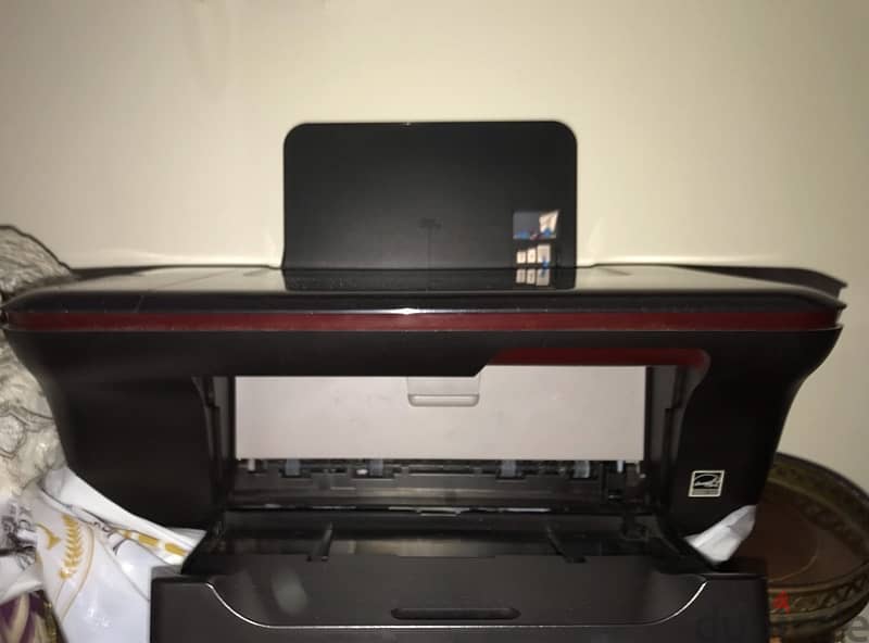 hp printer with screen and scanner . يبطبع ابيض و اسود و الوان . 1