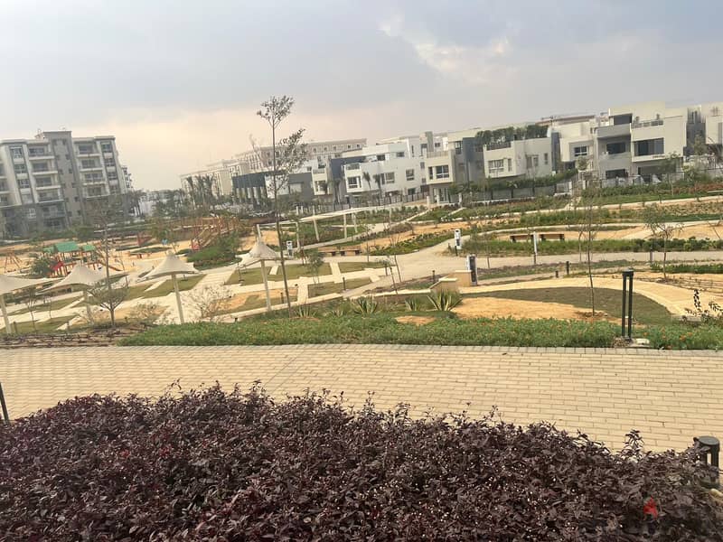 Apartment 145m garden52m with down payment and installments in best phase   in compound  hyde park new cairo 3