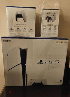 PlayStation 5 slim + 2 controllers + DualSense Charging Station 0