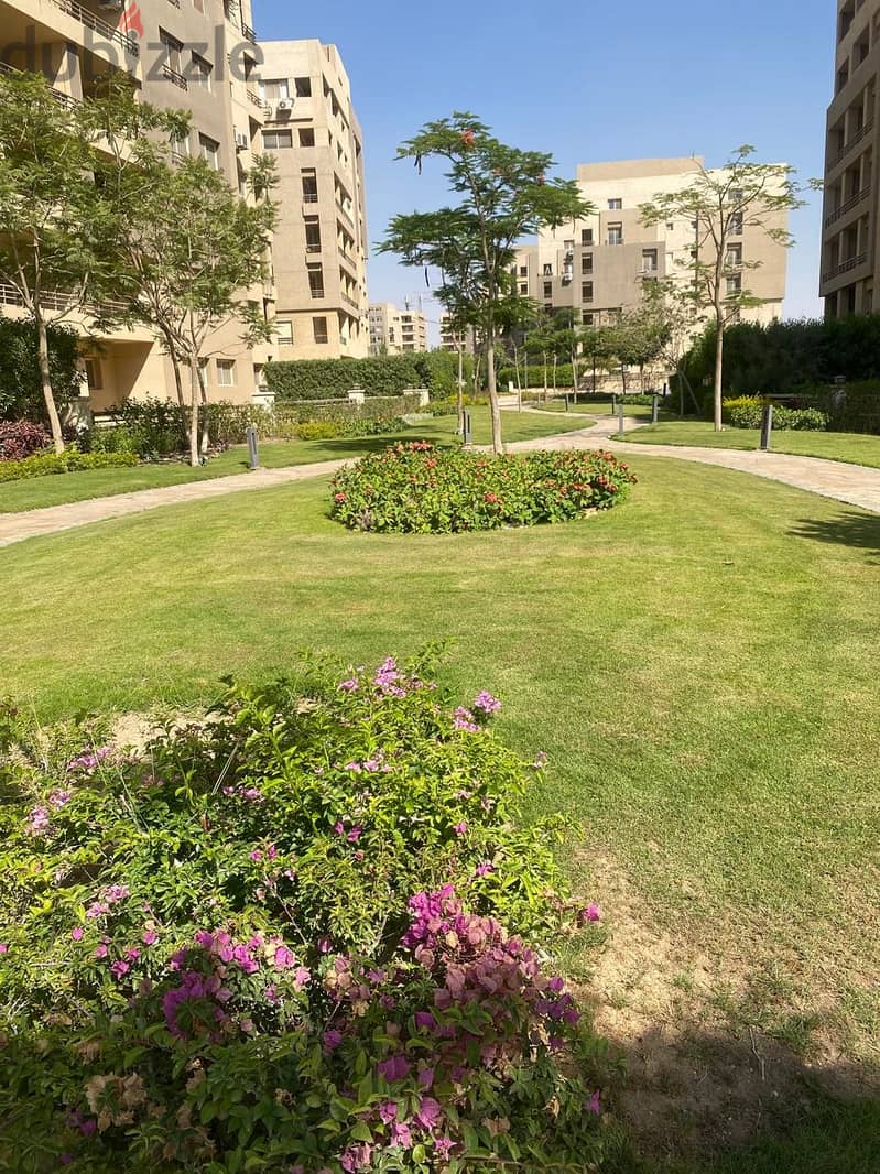 APARTMENT 185m FOR SALE  prime location view land scape IN the square NEW CAIRO 2