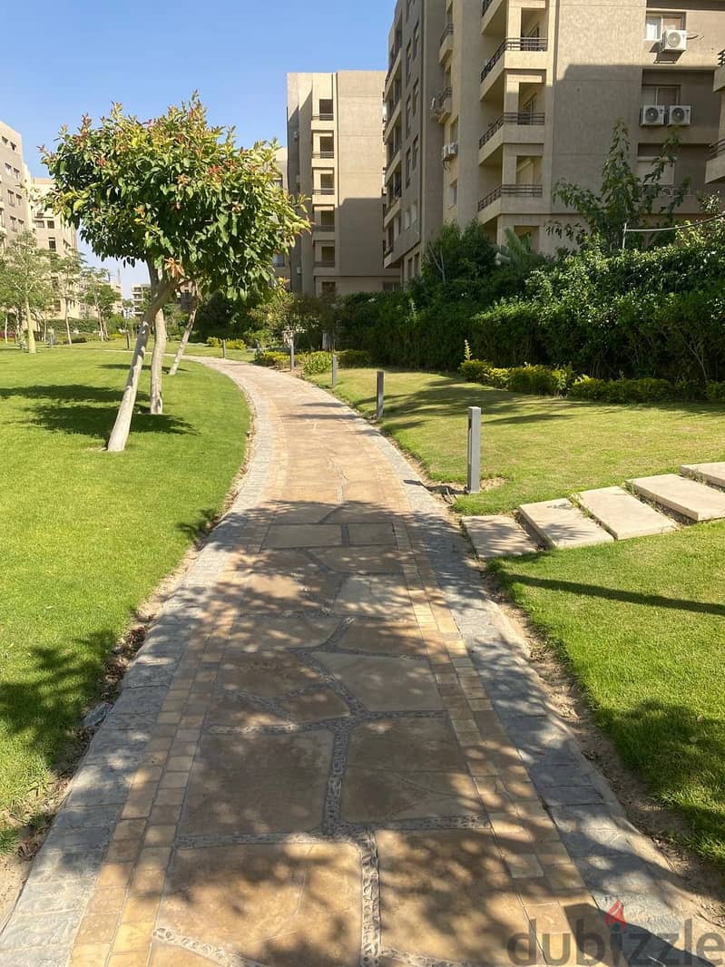 APARTMENT 185m FOR SALE  prime location view land scape IN the square NEW CAIRO 3