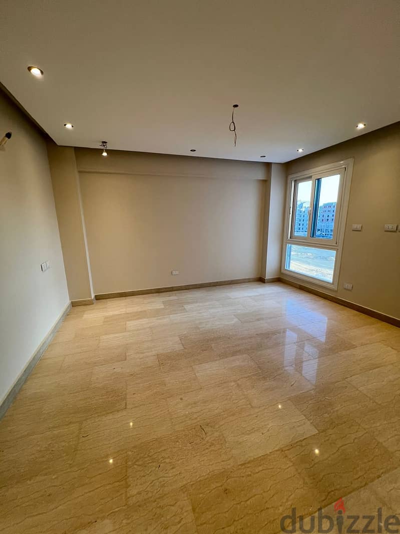 فرصـة بــ الجولدن سكوير شقة + حديقة للبيع فى قلب التجمع الخامس  بجوار الباتيو Apartment for sale in isola compound by Elmasria group New Cairo 1