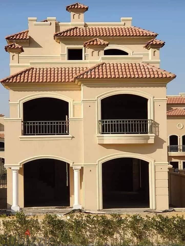 Town house for sale in La Vista City Compound A very special location next to the international airport Minutes to the new administrative ,New capital 1