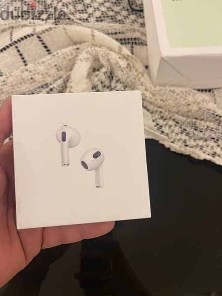 Apple AirPods 3rd Generation with Megsafe 1