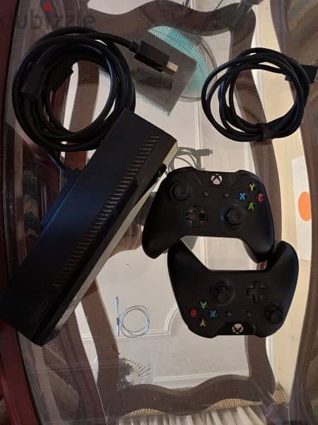 Xbox one 500gb + Kinect + 2 controllers + game 2