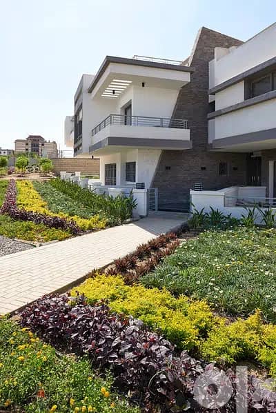 - Townhouse corner for sale in an all-villa compound in the heart of Taj City Compound, area of ​​158 square meters + private garden, directly in fron 7