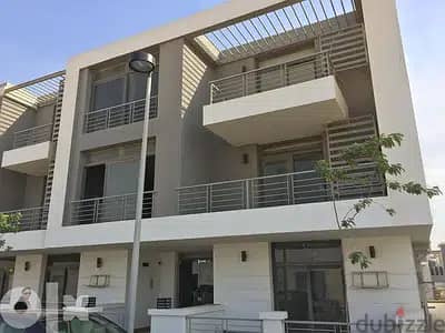 - Townhouse corner for sale in an all-villa compound in the heart of Taj City Compound, area of ​​158 square meters + private garden, directly in fron 10
