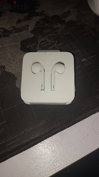 New iphone wired earbuds ( lightning ) 1