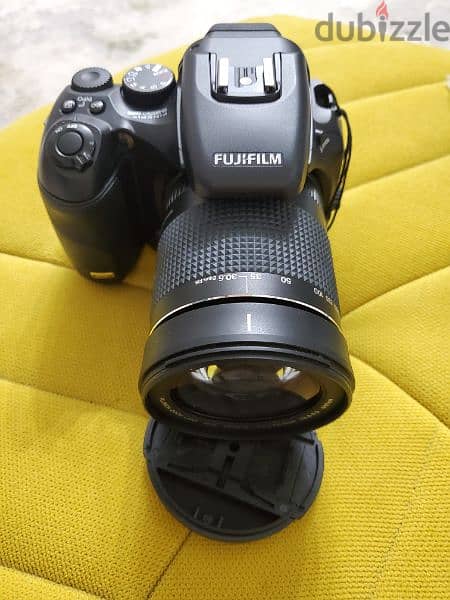 كاميرا رقمية Fujifilm جديده بملحقاتها بعدسة زووم مع حقيبة أنيقة 0