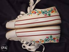 حذاء كونفيرس أبيض مطرز مقاس ٣٨ تلبيس ضيق 0