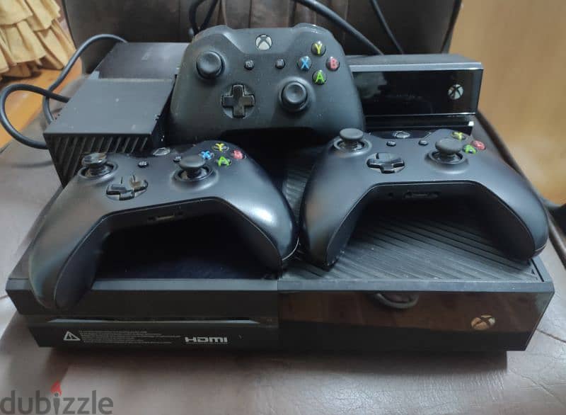 Xbox one 500 gb + kinect + 3 controllers + 30 games 1