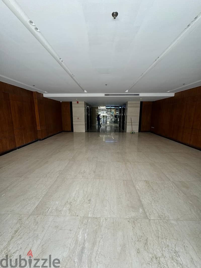 مكتب للايجار 71 متر مساحة مفتوحه متشطب بالكامل وبالتكيفات بالقرب من سعودى ماركت 8