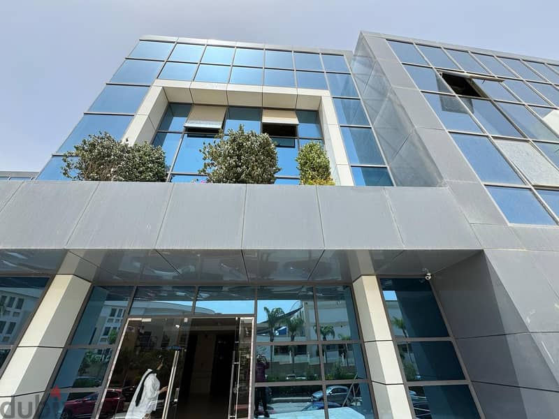 مكتب للايجار 71 متر مساحة مفتوحه متشطب بالكامل وبالتكيفات بالقرب من سعودى ماركت 10
